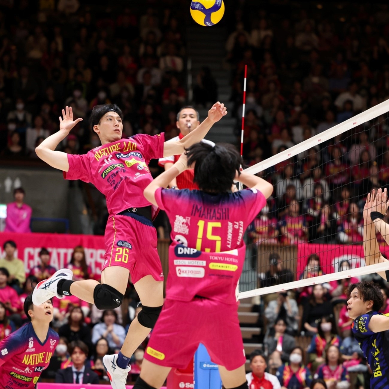 这啥情况？塞尔维亚爆冷出局 约基奇赛前热身时给了约维奇一巴掌